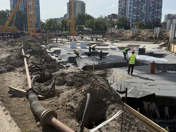 Подземные конструкции на строительной площадке